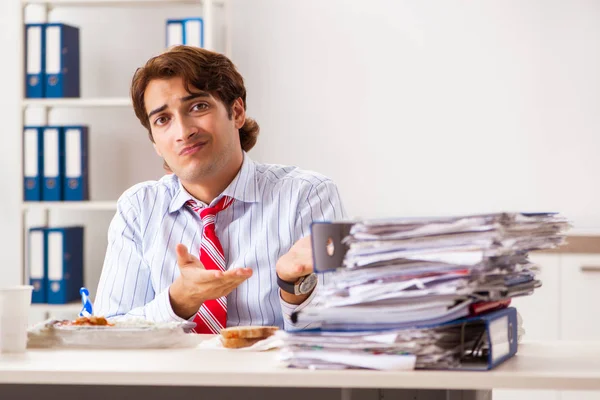 Man har måltid på jobbet under paus — Stockfoto