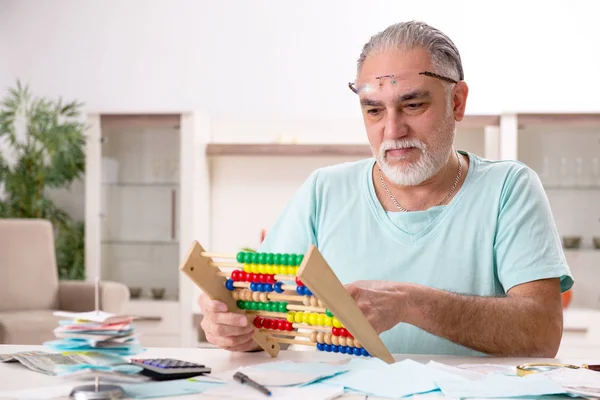 Homem velho barbudo branco no conceito de planejamento orçamentário — Fotografia de Stock