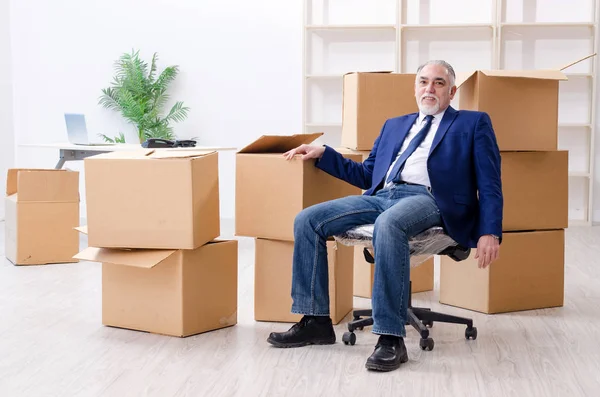 Empresário envelhecido se mudando para novo local de trabalho — Fotografia de Stock