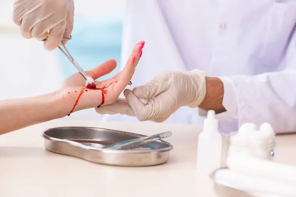 Mão ferida mulher visitante médico masculino — Fotografia de Stock