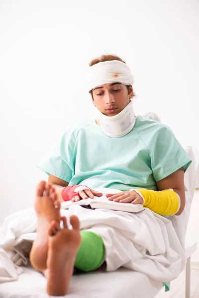 Young injured man staying in the hospital — Stock Photo, Image