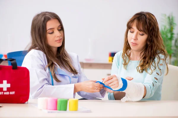 Ärztin Traumatologin bandagiert Patientin — Stockfoto