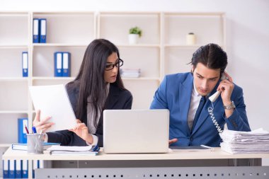 Ofiste çalışan iki çalışan. 