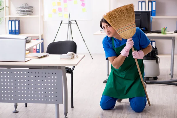 Hombre guapo limpiador profesional que trabaja en la oficina — Foto de Stock