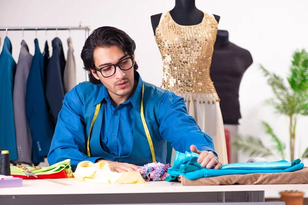 Joven sastre masculino trabajando en el taller —  Fotos de Stock