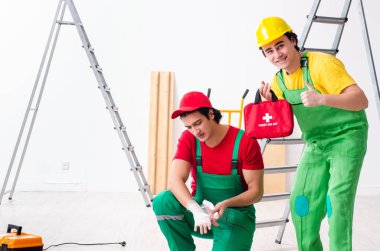 Yaralı işçi ve iş arkadaşı 