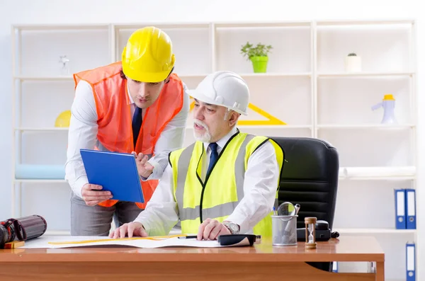 Dos colegas ingenieros trabajando en el proyecto — Foto de Stock