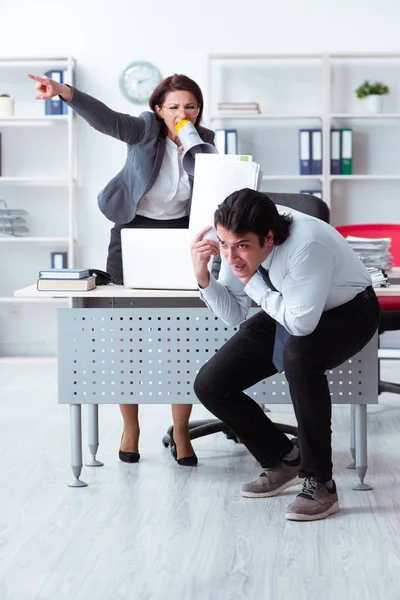 Vecchio capo femminile e giovane dipendente maschile in ufficio — Foto Stock