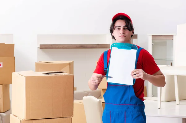 Junge männliche Lohnunternehmer mit Boxen, die drinnen arbeiten — Stockfoto