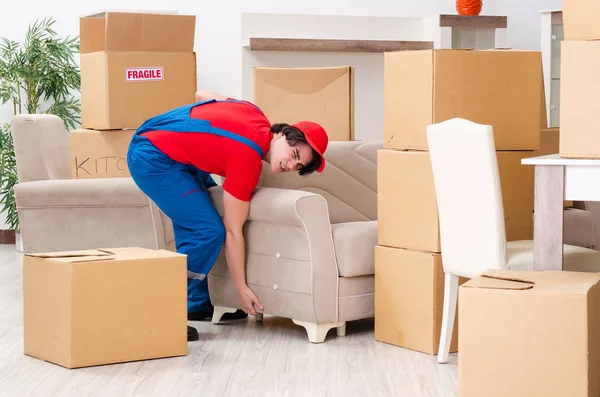 Jonge mannelijke aannemer met dozen die binnen werken — Stockfoto