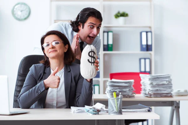 Vecchio capo femminile e giovane dipendente maschile in ufficio — Foto Stock