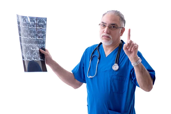 Bianco barbuto vecchio medico radiologo che lavora in clinica — Foto Stock