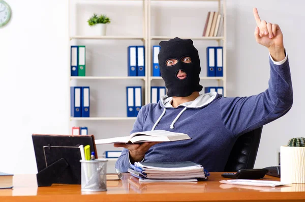 Männlicher Dieb mit Sturmhaube im Büro — Stockfoto