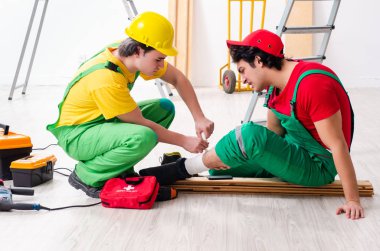 Yaralı işçi ve iş arkadaşı 