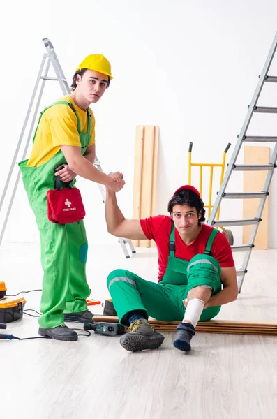 Gewonde werknemer en zijn collega — Stockfoto