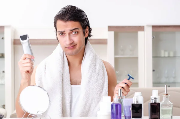 Jeune homme beau dans la salle de bain — Photo