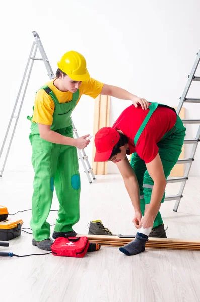 Injured worker and his workmate — Stock Photo, Image