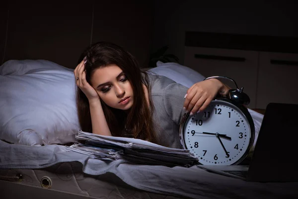 Femme d'affaires fatiguée faisant des heures supplémentaires à la maison la nuit — Photo