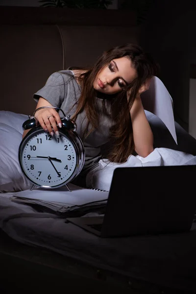 Mujer de negocios cansada trabajando horas extras en casa por la noche —  Fotos de Stock