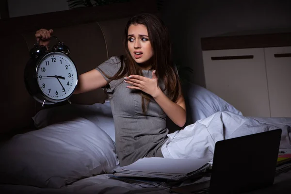 Cansada empresária fazendo horas extras em casa à noite — Fotografia de Stock