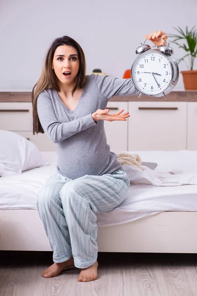 Mujer embarazada joven en el dormitorio — Foto de Stock