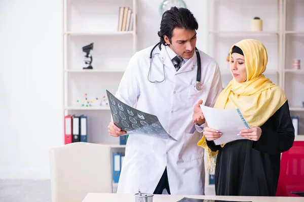 Arabische Patientin besucht männlichen Arzt — Stockfoto