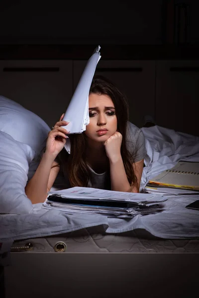 Mujer de negocios cansada trabajando horas extras en casa por la noche — Foto de Stock