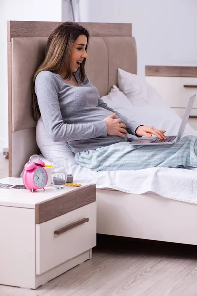 Jovem mulher grávida no quarto — Fotografia de Stock