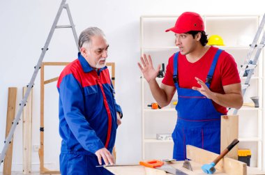 İki profesyonel Müteahhitler evde parke döşeme  