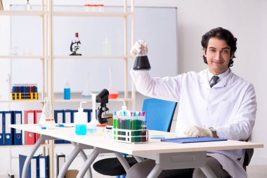 Laboratuvarda çalışan yakışıklı bir kimyager. 