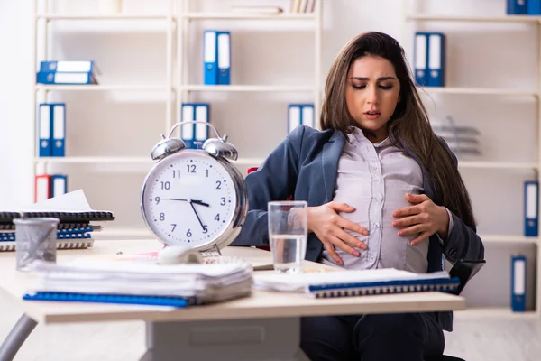 Jeune femme enceinte travaillant dans le bureau — Photo