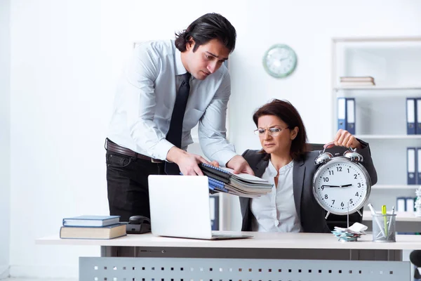 Viejo jefe femenino y joven empleado masculino en la oficina — Foto de Stock