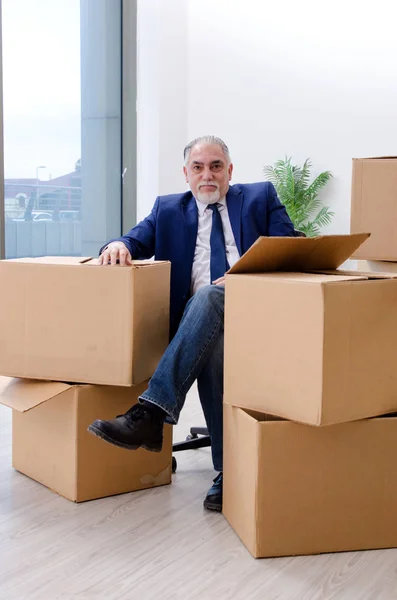 Aged businessman moving to new workplace — Stock Photo, Image