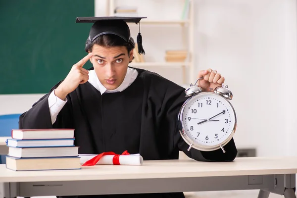 Studente laureato di fronte a bordo verde — Foto Stock