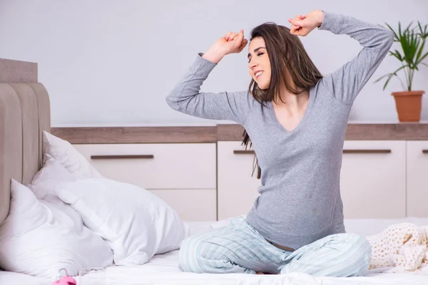 Mujer embarazada joven en el dormitorio — Foto de Stock