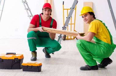 İçeride çalışan iki işçi.  