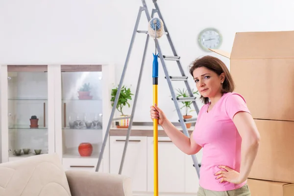 Mujer de mediana edad haciendo renovación en casa — Foto de Stock