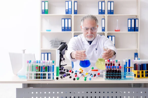 Vecchio chimico di sesso maschile che lavora in laboratorio — Foto Stock