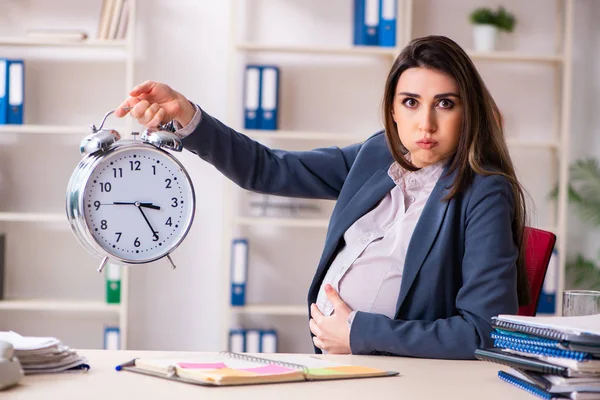 Jonge zwangere vrouw werkt in het kantoor — Stockfoto