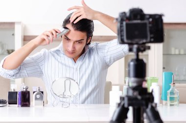 Genç yakışıklı adam blogunu hijyen konseptiyle kaydediyor. 