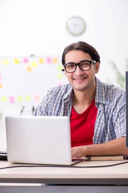 Ofiste çalışan bir erkek. 