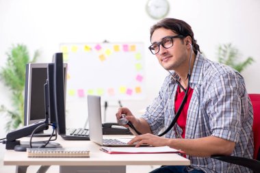 Ofiste çalışan bir erkek. 