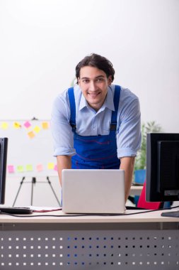 Ofiste çalışan bir erkek. 