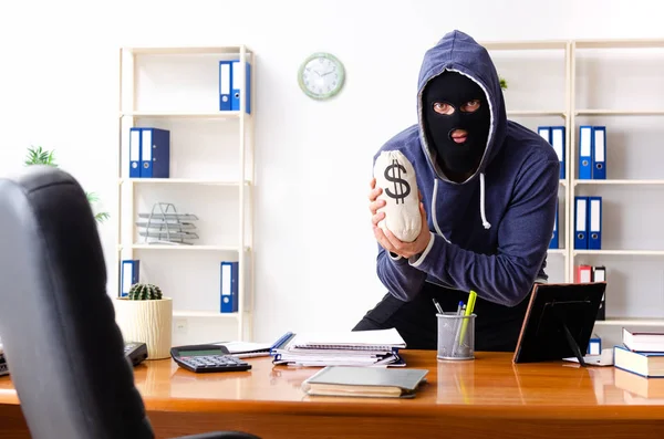 Männlicher Dieb mit Sturmhaube im Büro — Stockfoto