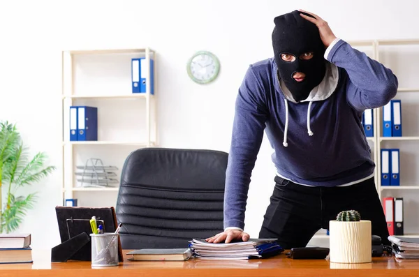 Hombre ladrón en pasamontañas en la oficina —  Fotos de Stock