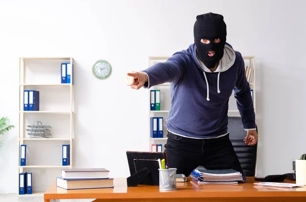 Zloděj v balaklavě v kanceláři — Stock fotografie