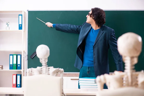 Profesor masculino y estudiante de esqueleto en el aula — Foto de Stock