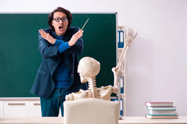 Male teacher and skeleton student in the classroom — Stock Photo, Image