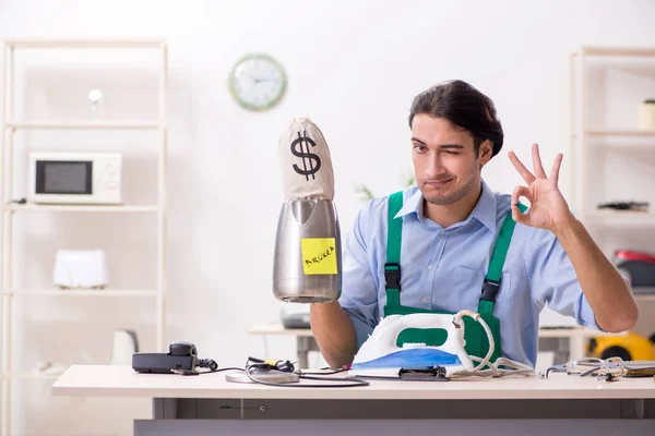 Ung man reparatör med pengar säck — Stockfoto