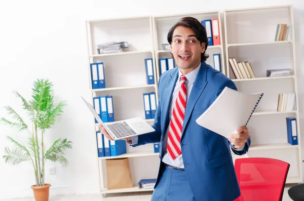 Joven feliz empleado masculino en la oficina — Foto de Stock